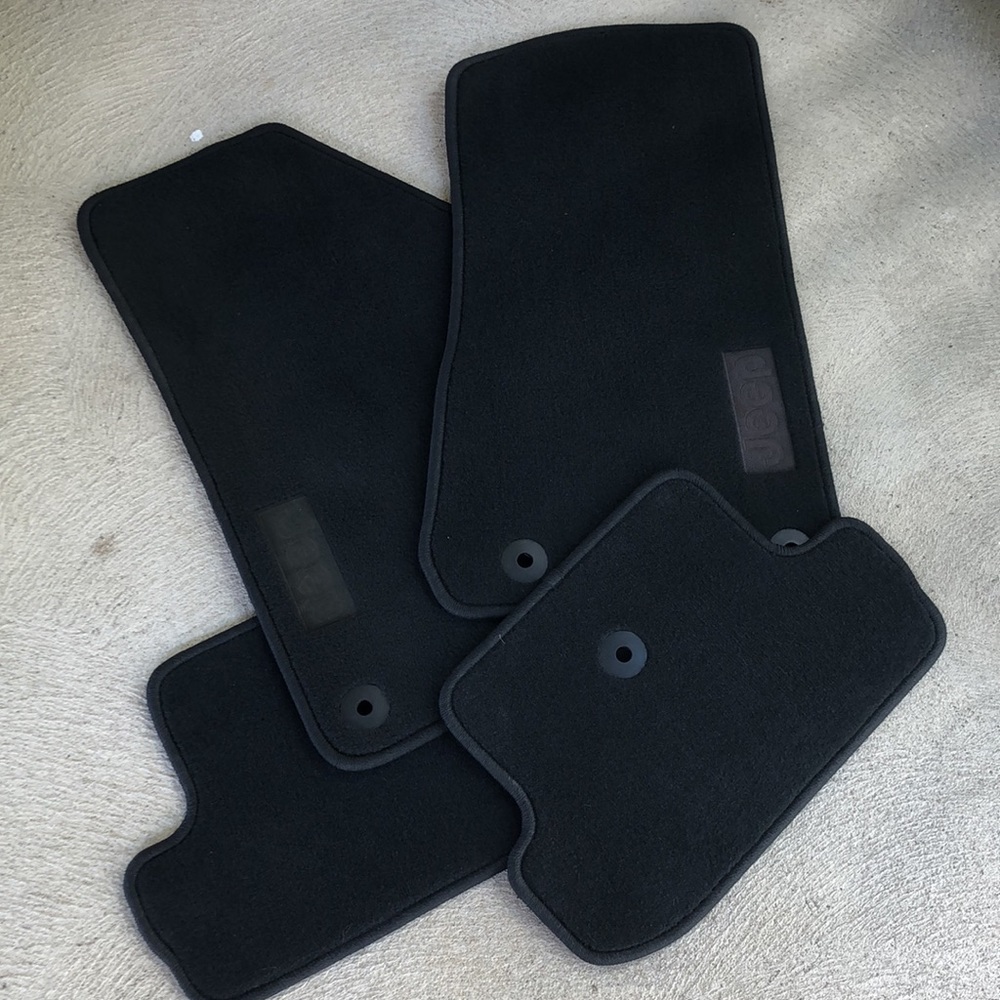 GENUINE Mopar JEEP Chrysler 4-piece Carpet Mats EU
